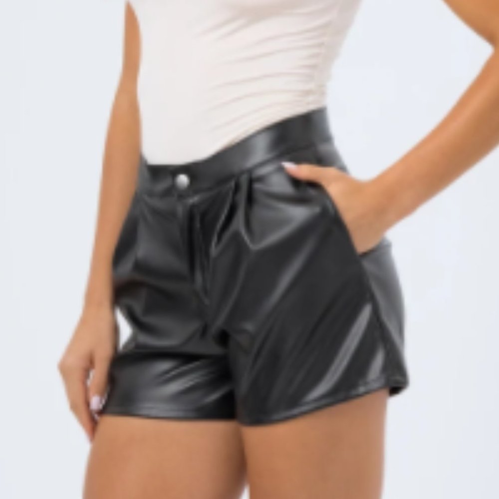 🖤 FASHION NOVA | Faux Leather Shorts with Pleats Size L